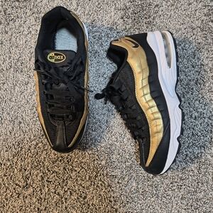 Nike Air Max " Black Metallic Gold" No Insole size 7Y
